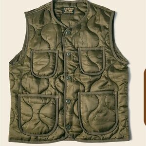Men’s medium olive military style quilted padded vest